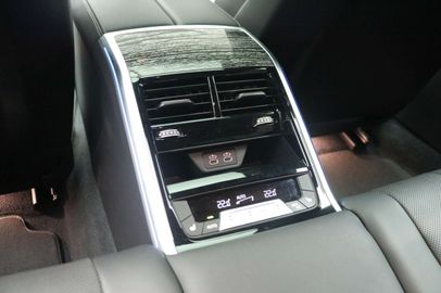 Car image 32