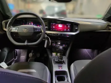 Car image 8