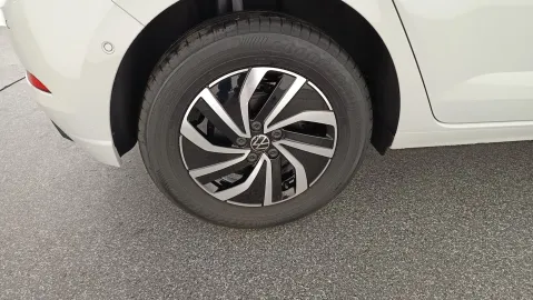 Car image 28