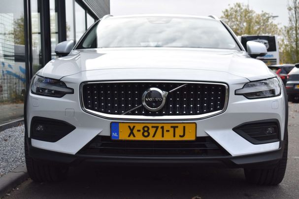 Volvo V60 Cross Country AWD B5 184 kW image number 2