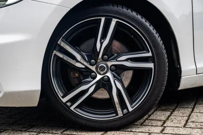 Car image 32