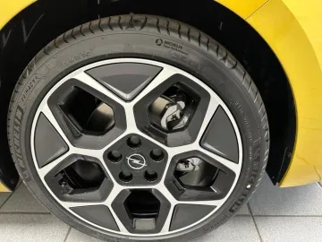 Car image 24