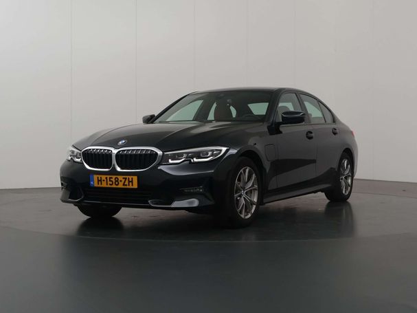 BMW 330 e M 215 kW image number 46