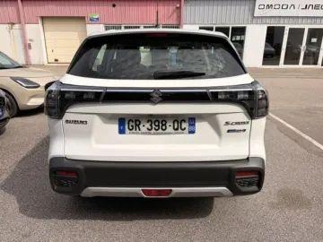 Car image 4