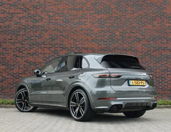 Car image 4