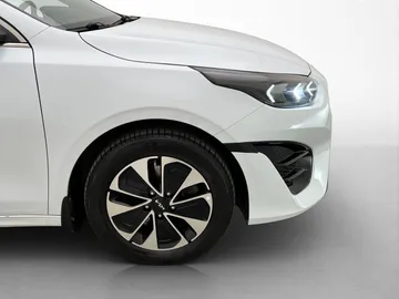 Car image 32