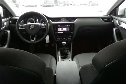 Car image 10