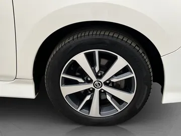 Car image 32
