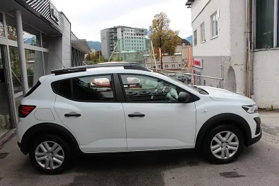 Car image 4