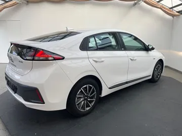Car image 21