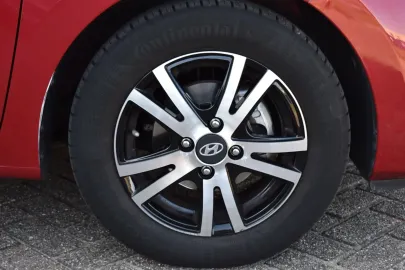 Car image 30