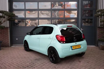 Car image 4