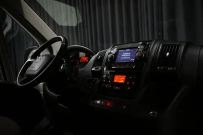 Car image 27