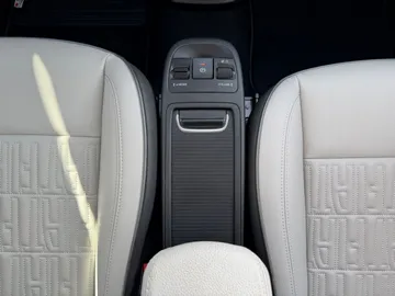 Car image 33