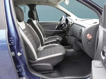 Car image 3