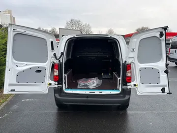 Car image 26