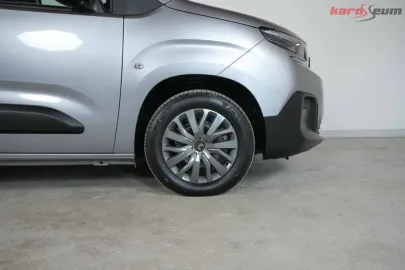 Car image 40