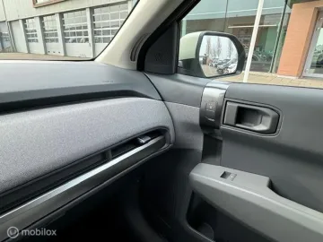 Car image 32