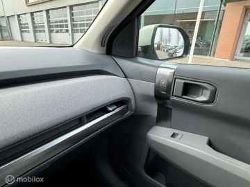 Car image 32