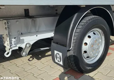 Car image 40