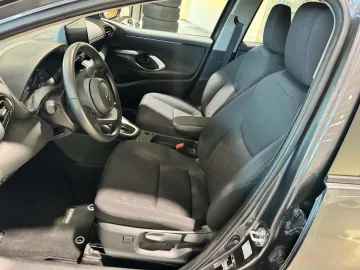 Car image 16