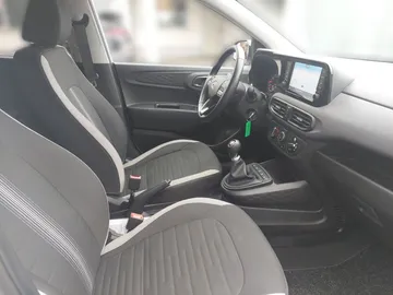 Car image 14