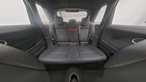 Car image 26