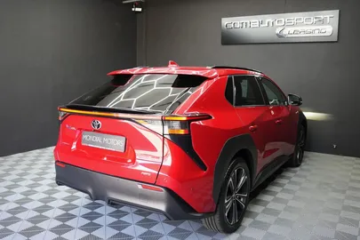 Car image 4