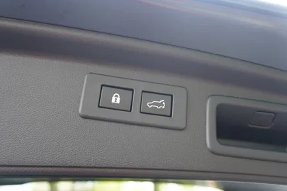 Car image 32