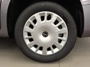 Car image 28