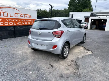 Car image 4