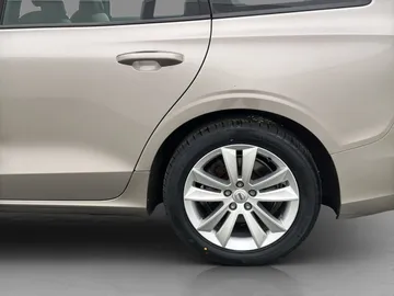 Car image 29