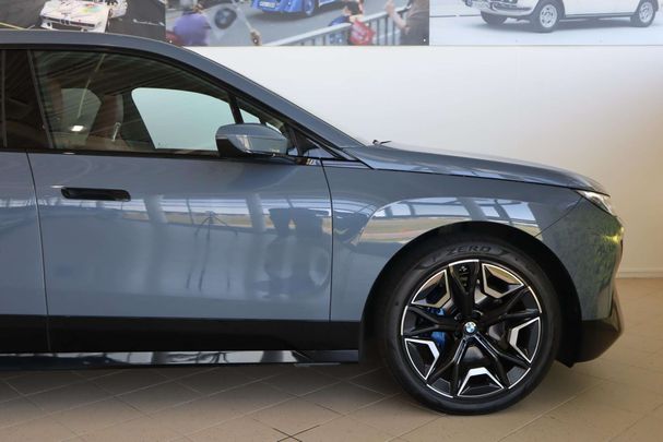 BMW iX xDrive40 240 kW image number 5