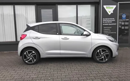 Car image 4