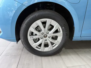 Car image 32