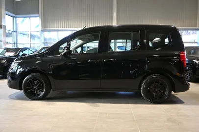 Car image 4