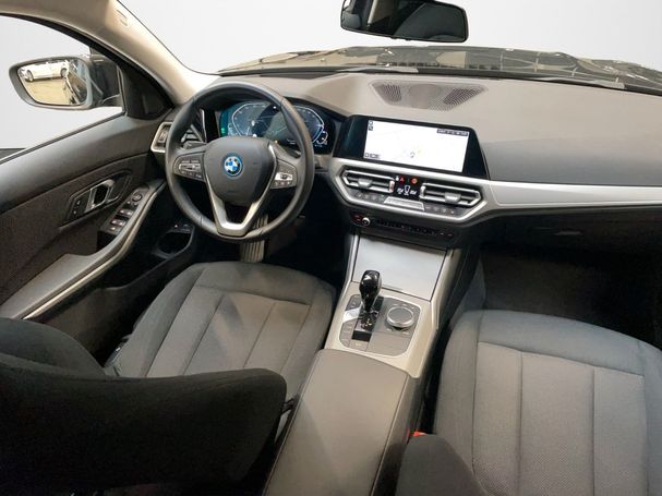 BMW 330e Touring M 215 kW image number 12