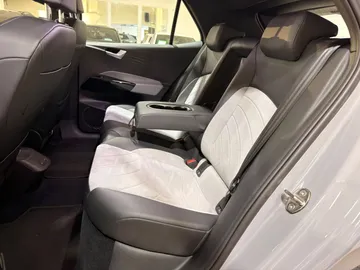 Car image 27