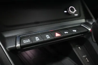 Car image 32