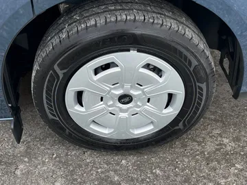 Car image 27