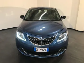 Car image 3