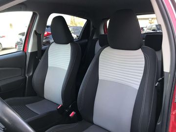 Car image 11