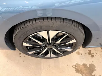 Car image 30