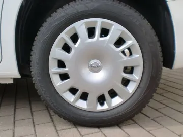 Car image 26
