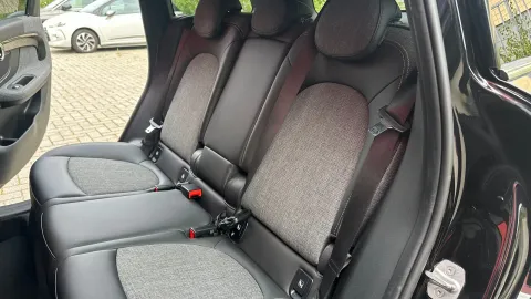 Car image 32