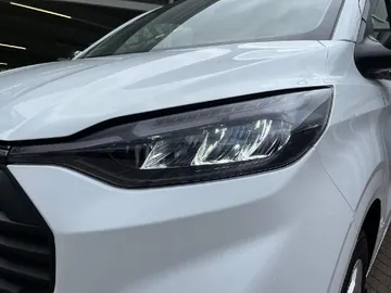 Car image 25