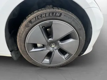 Car image 34