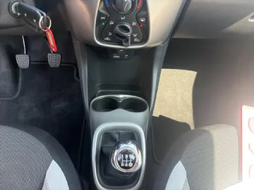 Car image 14