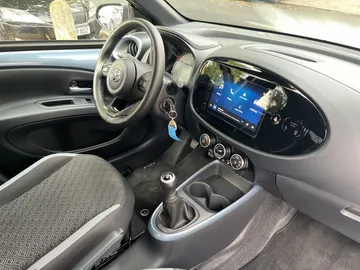 Car image 19