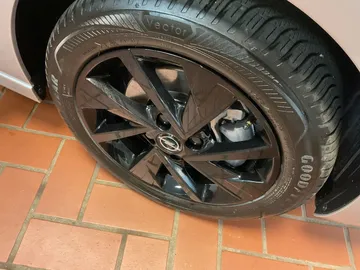 Car image 32